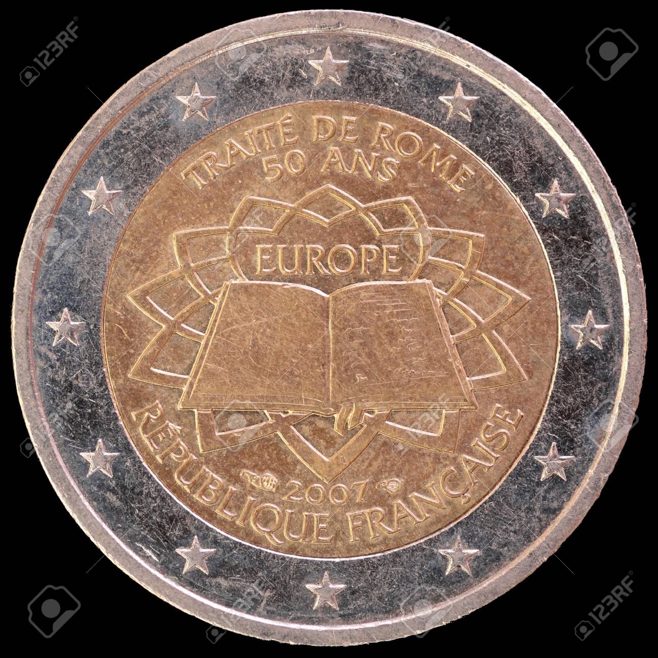 記念 2007年を祝うフランスによって発行された 2 ユーロ硬貨の流通、ローマ条約の記念日。イメージは、黒い背景に分離します。の写真素材・画像素材  Image 49529180