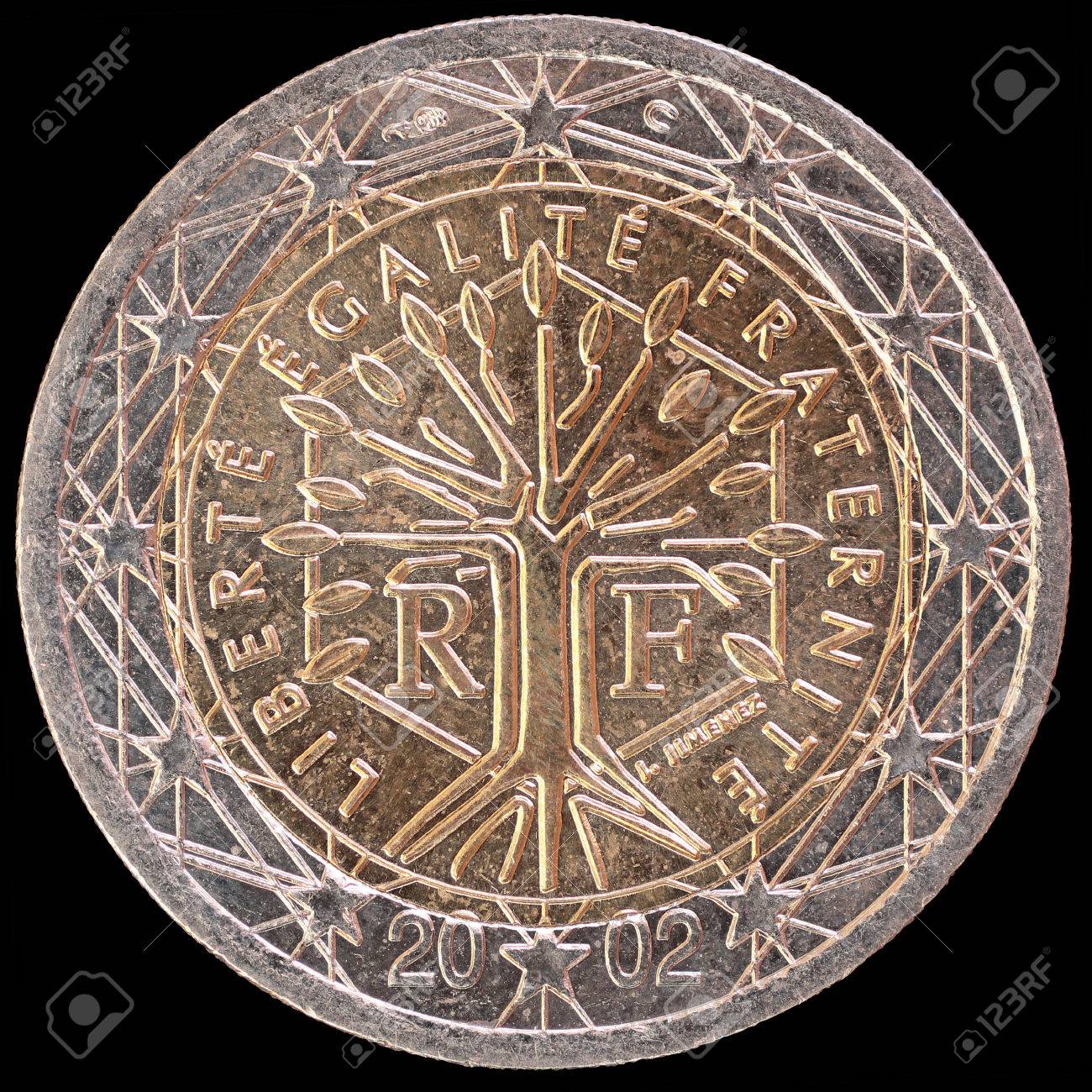 フランスによって発行された 2 ユーロ硬貨の国民の側面は、黒の背景に分離されました。フランスの表側の面が生命、継続性と成長を象徴ツリーを示していますの写真素材・画像素材  Image 49529208