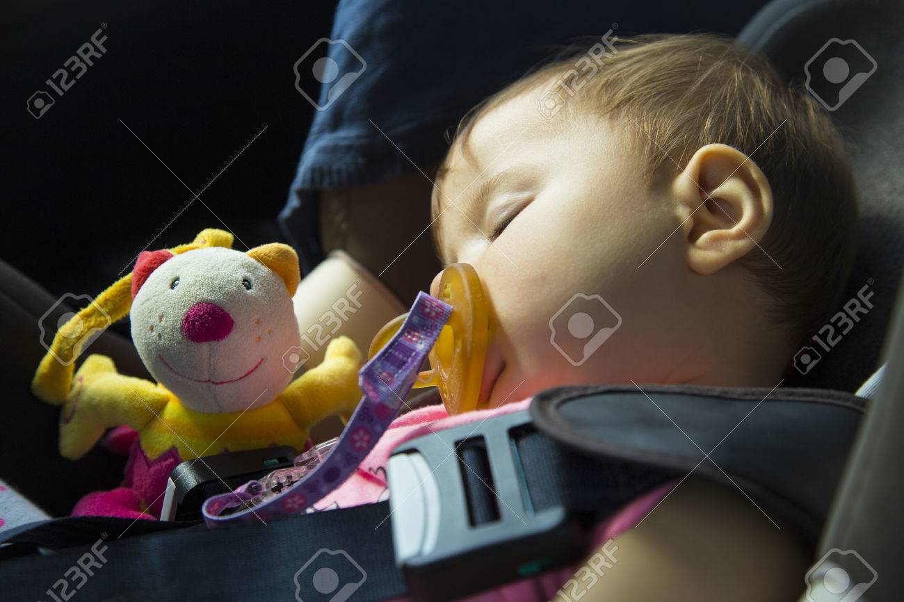 9 Mois Petite Fille Dormir Dans Le Siege De Voiture Avec Sa Marionnette Banque D Images Et Photos Libres De Droits Image 9 Mois Petite Fille Dormir Dans Le Siege De Voiture Avec Sa Marionnette Banque D Images Et Photos Libres De Droits Image