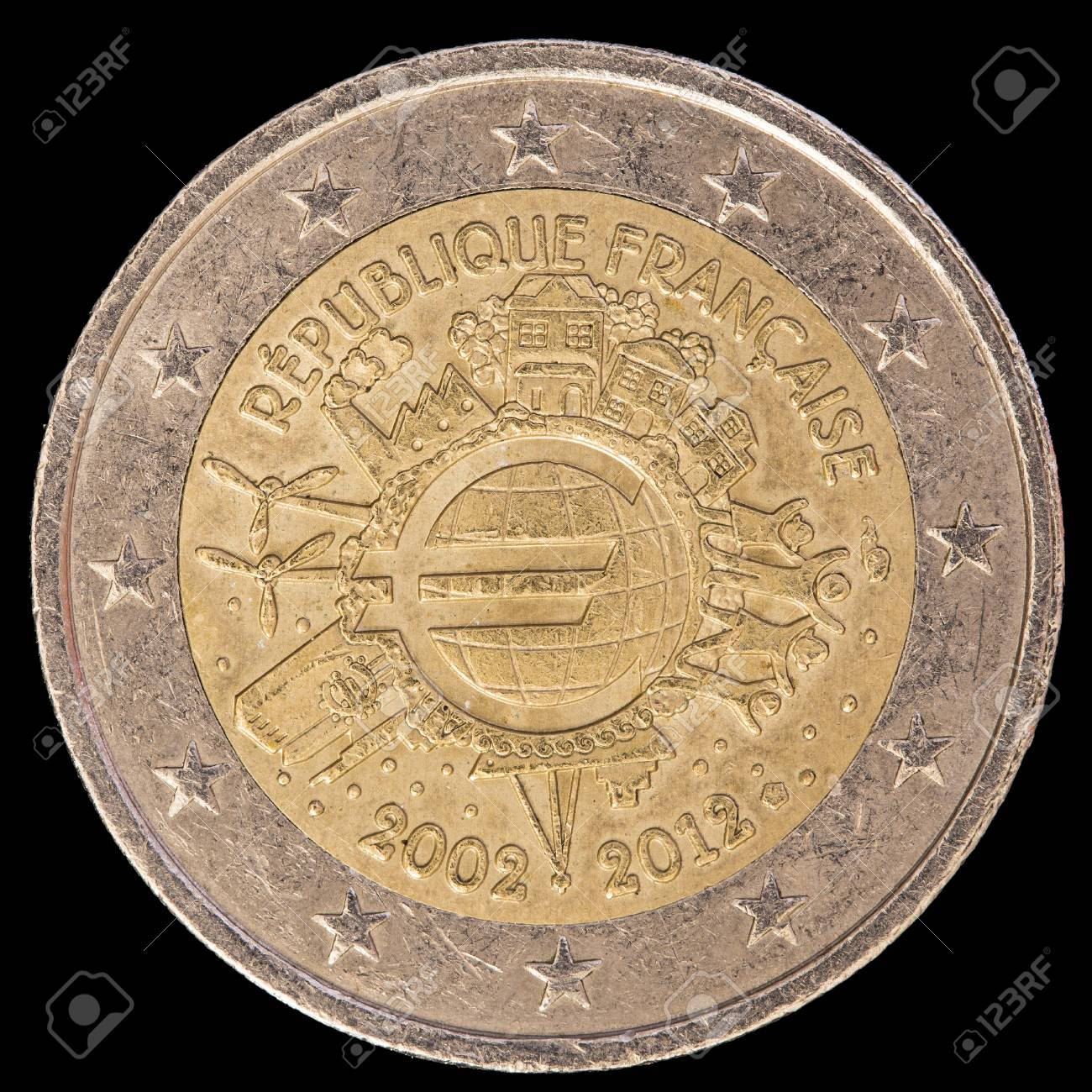 記念は、2012 年にフランスで発行された、ユーロの 10 周年記念 2 ユーロ コインを循環しました。イメージは、黒い背景に分離します。の写真素材・画像素材  Image 61723314