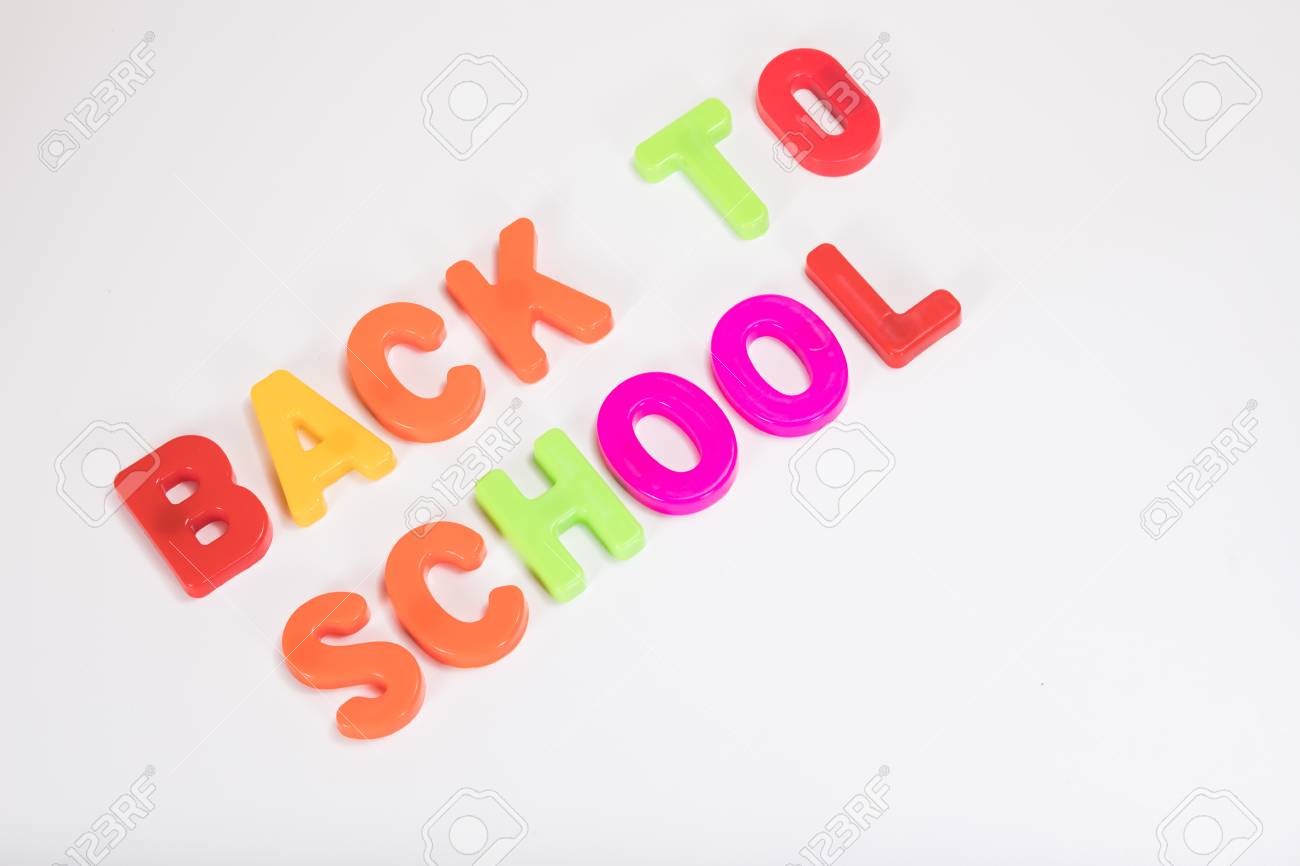 カラフルなアルファベットで書かれた学校に戻るコピー スペースと真っ白な背景に文字を学習します の写真素材 画像素材 Image