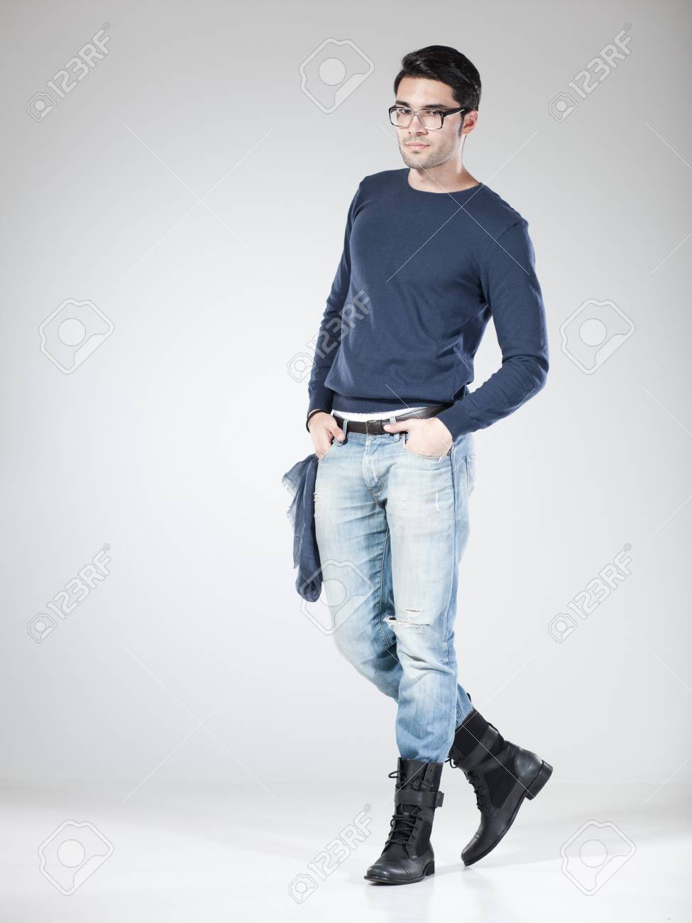 スタジオ 全身でポーズをとって魅力的な男性 の写真素材 画像素材 Image