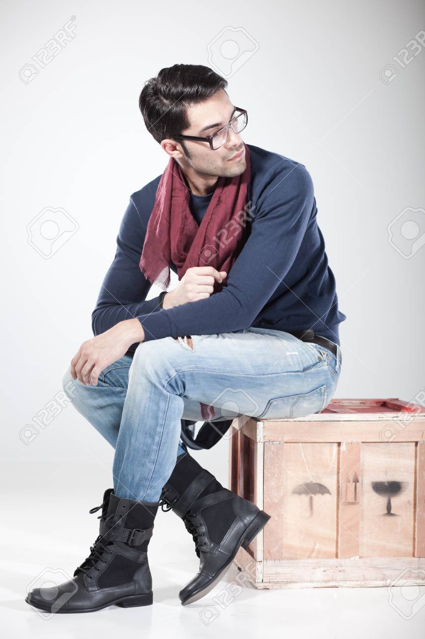 スタジオでポーズをとって魅力的な男性 の写真素材 画像素材 Image