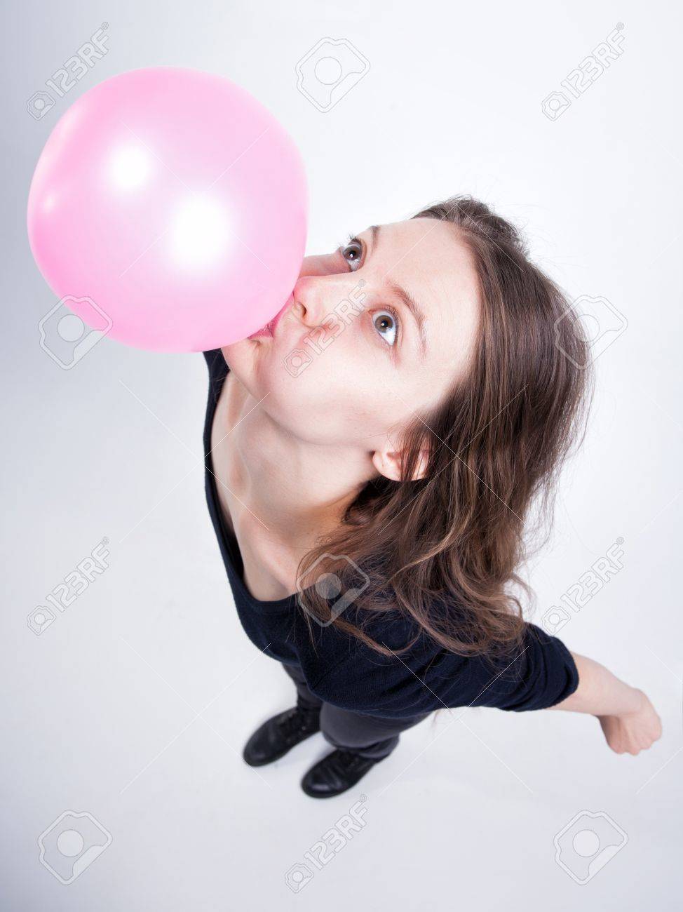 風船ガムを作るきれいな女の子 の写真素材 画像素材 Image