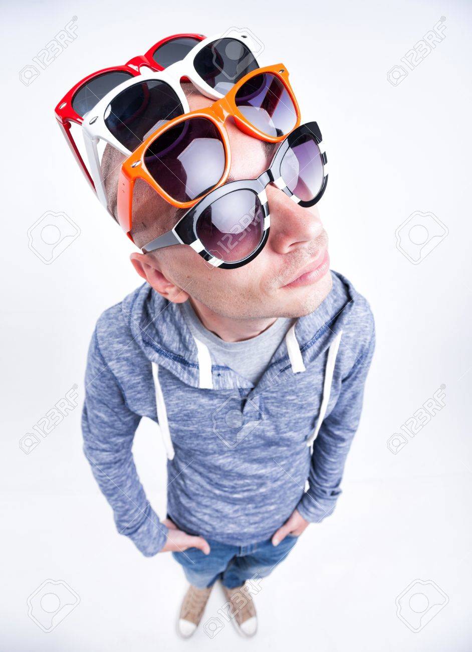 Homme Drôle Avec Des Paires De Lunettes De Soleil Sur La Tête Tourné En Studio