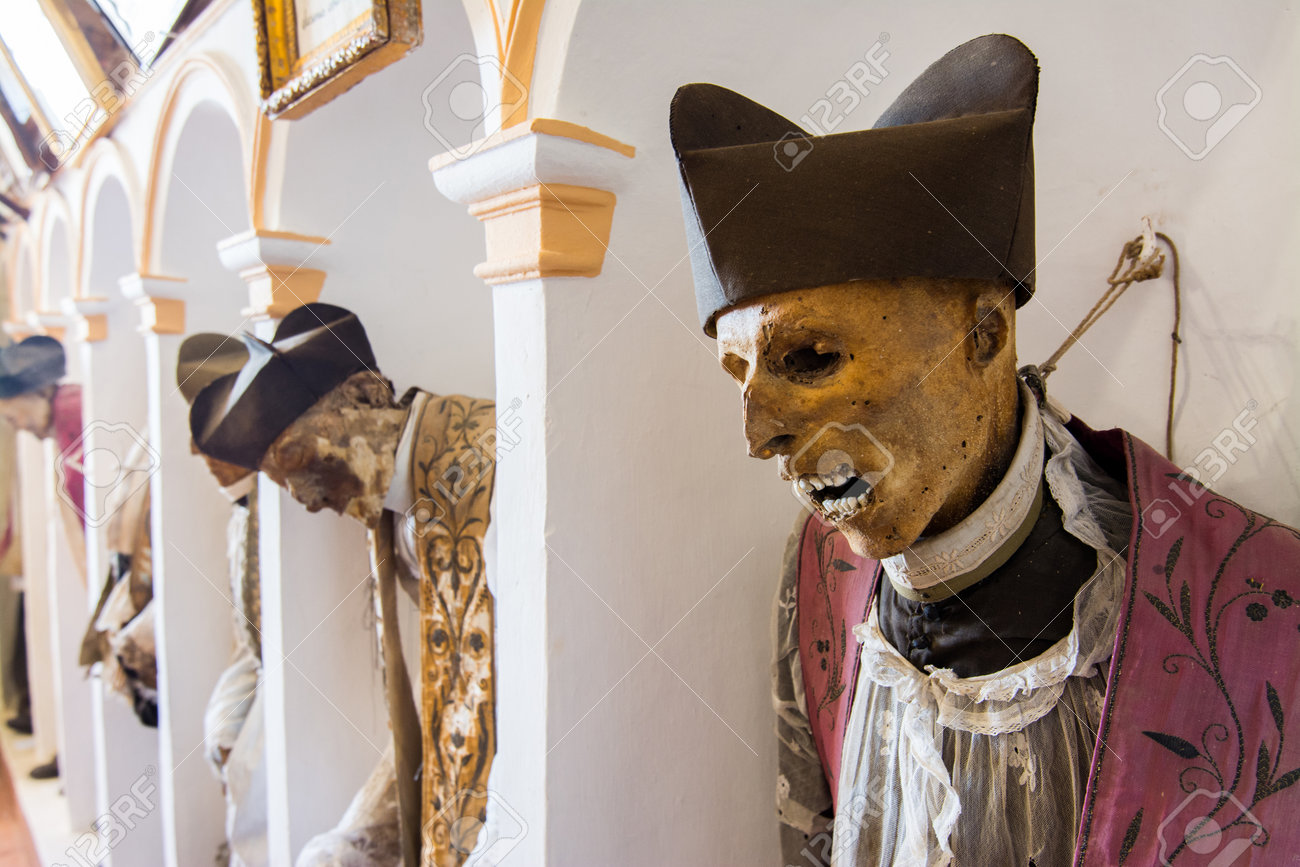 雁木 イタリア 2016 年 7 月 3 日 母教会 すべての聖職者が埋葬されているミイラのクリプト の写真素材 画像素材 Image 60042816