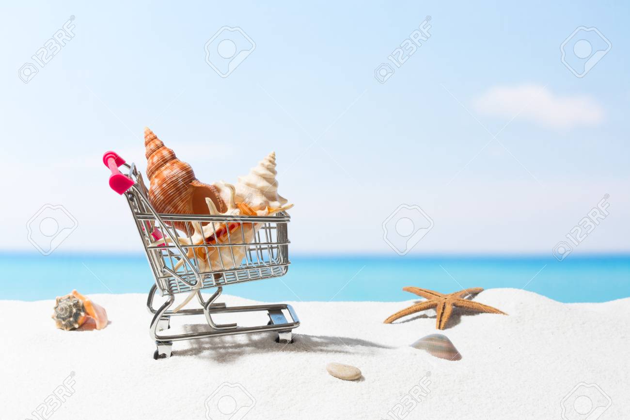 夏のショッピング ビジネスとビーチで販売 白い砂の上カートします の写真素材 画像素材 Image