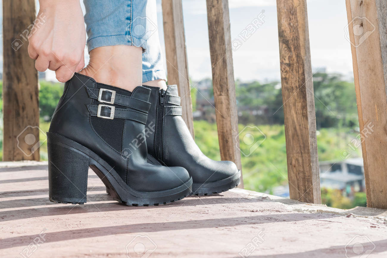 Detalle De Los Pies De Una Chica Latina Ajustando Sus Que Acaba De Comprar, Mujer Preparándose Para La Fiesta En Colombia. Concepto De Celebración Retratos, Imágenes Y Fotografía De