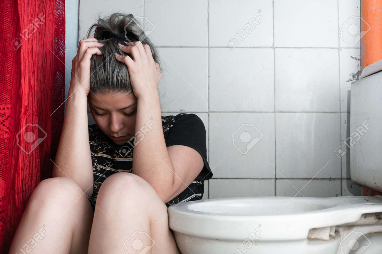 Beautiful Gray-haired Latina Woman, Clutching Her Head With Both Hands,  Depressed And Disillusioned With Her Life, Thinking Of Suicide, Estranged  From Her Family And Society. Stock Photo, Picture and Royalty Free Image.