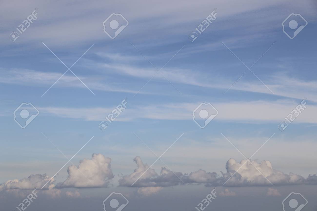 青空と薄いピンク色の雲 の写真素材 画像素材 Image