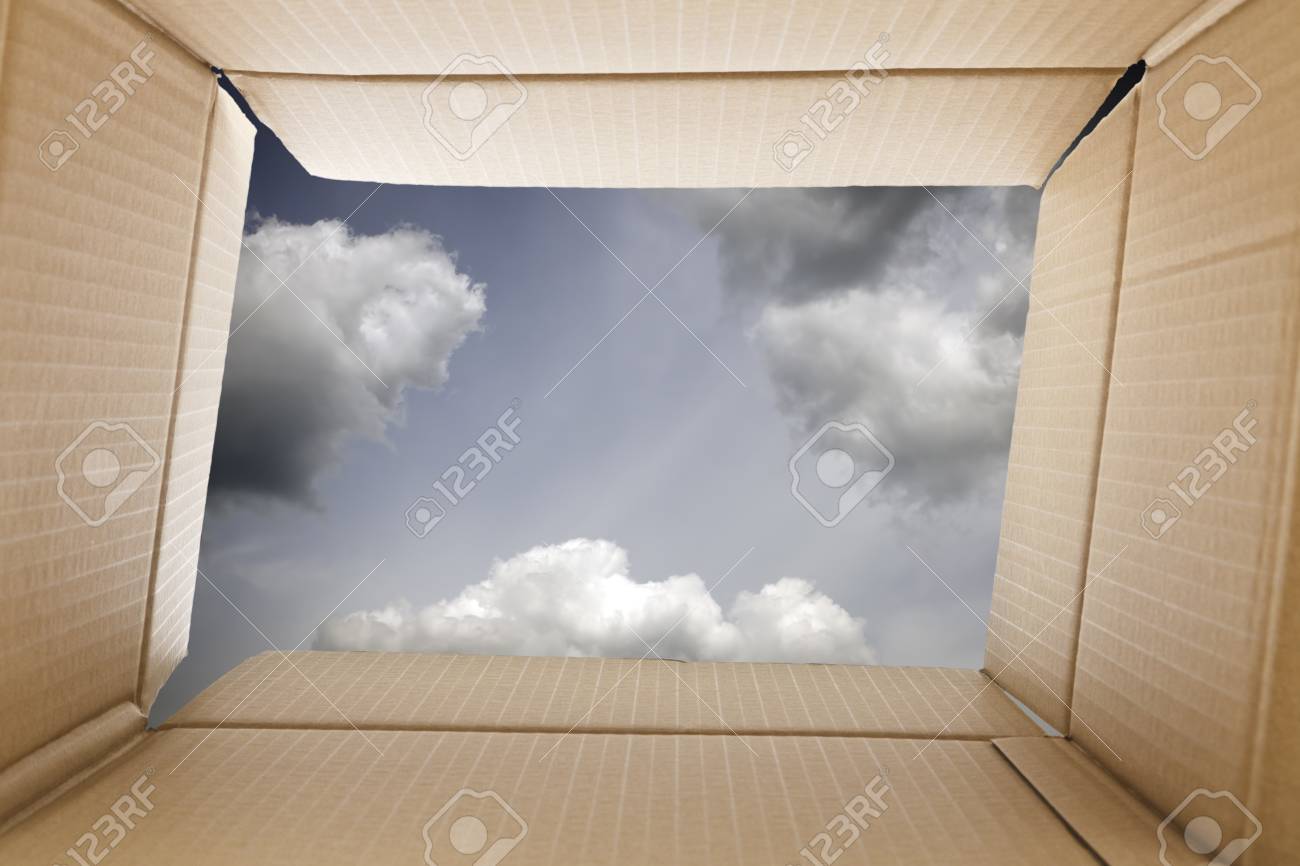 段ボール箱の中からの眺め 外の嵐と劇的な空 自由の概念 の写真素材 画像素材 Image 段ボール箱の中からの眺め 外の嵐と劇的な空 自由の概念 の写真素材 画像素材 Image