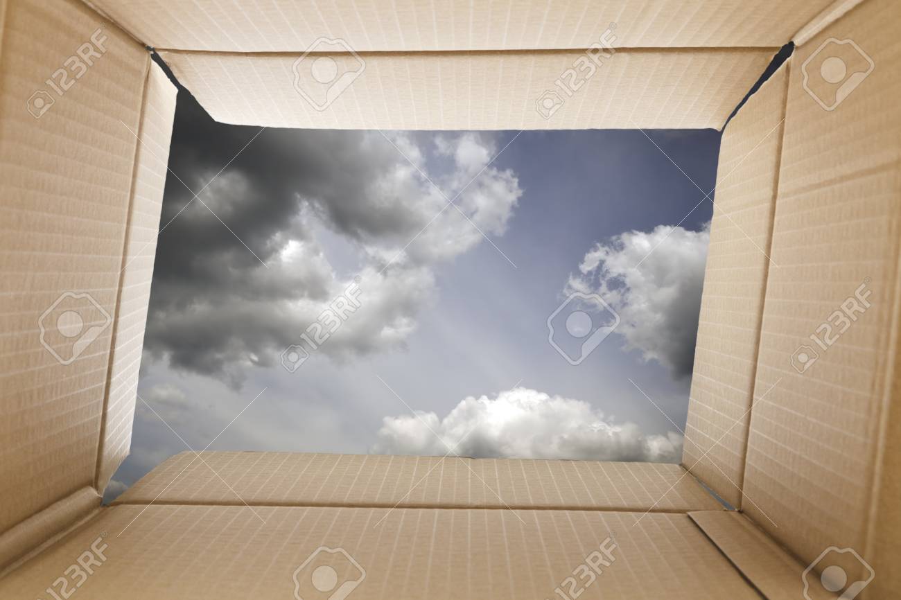 段ボール箱の中からの眺め 外の嵐と劇的な空 自由の概念 の写真素材 画像素材 Image 段ボール箱の中からの眺め 外の嵐と劇的な空 自由の概念 の写真素材 画像素材 Image