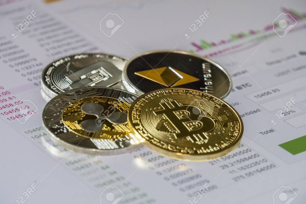 매매 그래픽을 통한 암호 화폐 동전; 비트 코인, 이더 리움, 대시 및 리플 동전 로열티 무료 사진, 그림, 이미지 그리고  스톡포토그래피. Image 97627429