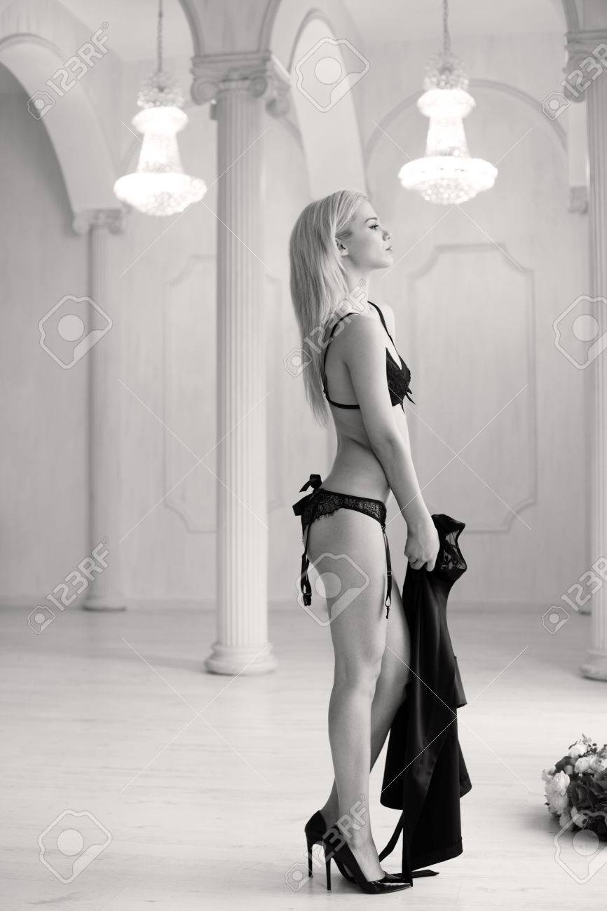 Borocco の下着姿でセクシーな女の子スタイルのスタジオ モノクロ撮影 の写真素材 画像素材 Image