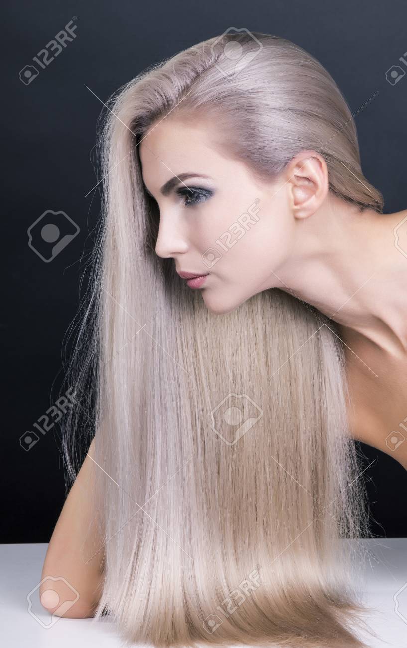 灰色金髪長い髪の女の子のおしゃれなショット の写真素材 画像素材 Image