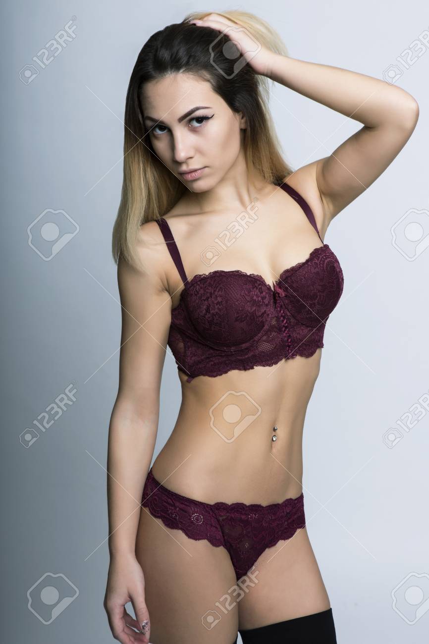 Chica En Lencería Bordo. Estudio De Disparo. Fotos, Retratos, Imágenes Y Fotografía Libres De Derecho. Image
