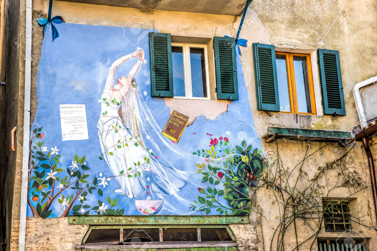 Saludecio イタリア 05 年 3 月 15 日 Les フルールデュマル 悪の華 フランス語の本の出版を示す Saludecio の壁画は 1857 年にシャルル ボードレールを著者 の写真素材 画像素材 Image