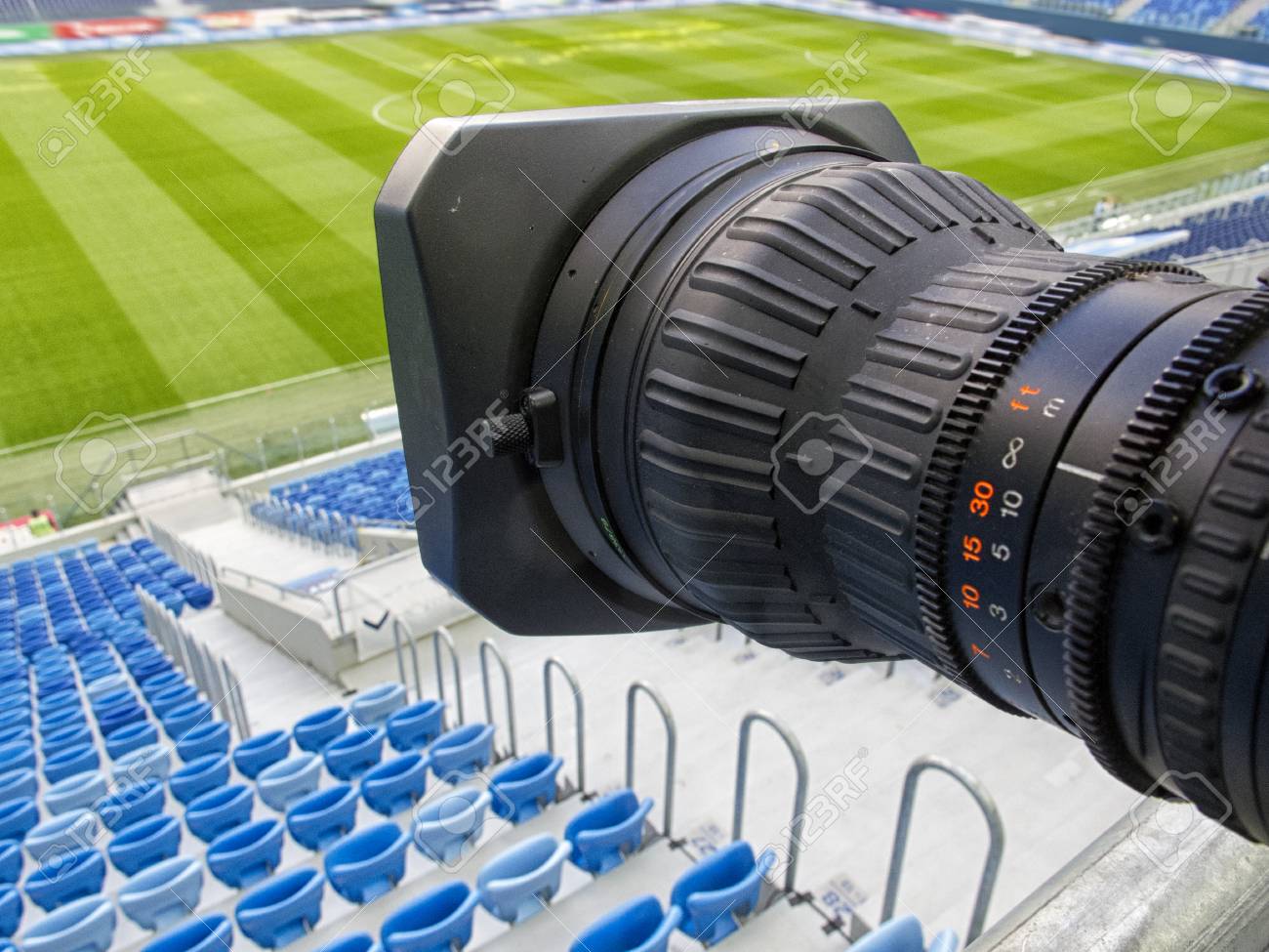 Cámara De Televisión En El Estadio De Fútbol Antes Del Juego Fotos, retratos, imágenes y fotografía de archivo libres de derecho. Image 84774193