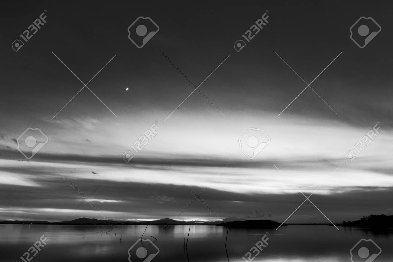 Schone Ansicht Von Trasimeno See Umbrien Italien An Der Dammerung Mit Schwarzweiss Tonen Und Mond Im Himmel Lizenzfreie Fotos Bilder Und Stock Fotografie Image 95581936