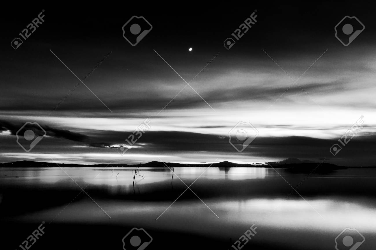 Schone Ansicht Von Trasimeno See Umbrien Italien An Der Dammerung Mit Schwarzweiss Tonen Und Mond Im Himmel Lizenzfreie Fotos Bilder Und Stock Fotografie Image 9773