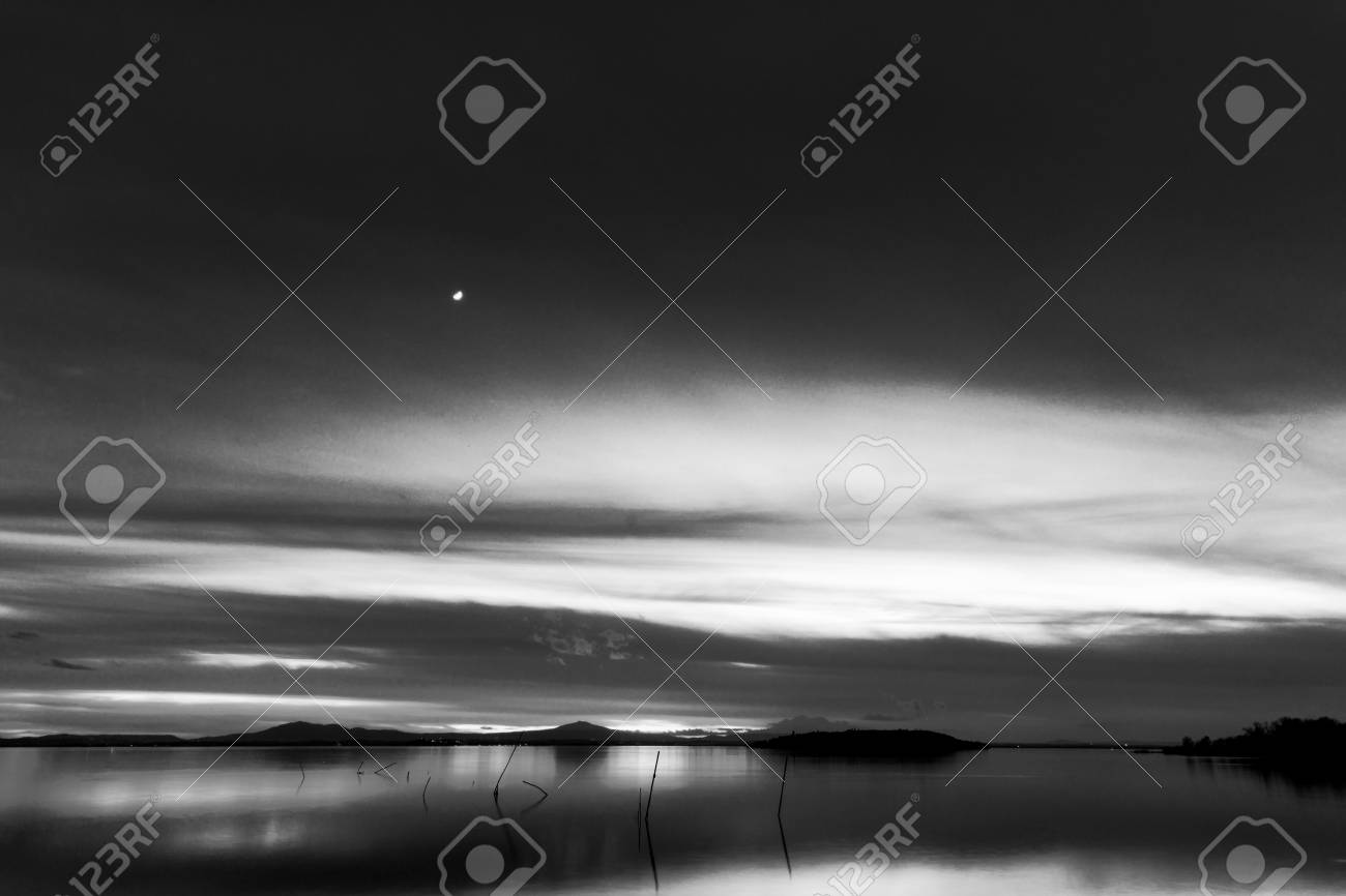 Schone Ansicht Von Trasimeno See Umbrien Italien An Der Dammerung Mit Schwarzweiss Tonen Und Mond Im Himmel Lizenzfreie Fotos Bilder Und Stock Fotografie Image
