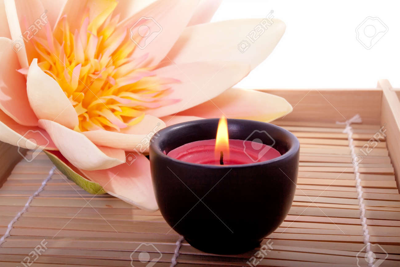 スパのキャンドルとアロマ瞑想のための美しい蓮の花 の写真素材 画像素材 Image