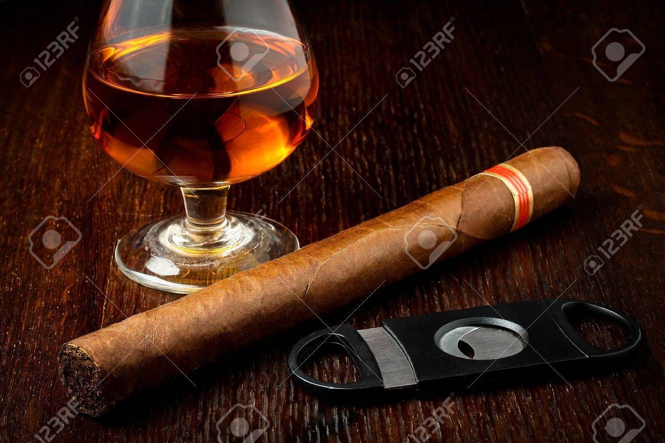 ガラスの O ラムとキューバ産の葉巻 の写真素材 画像素材 Image