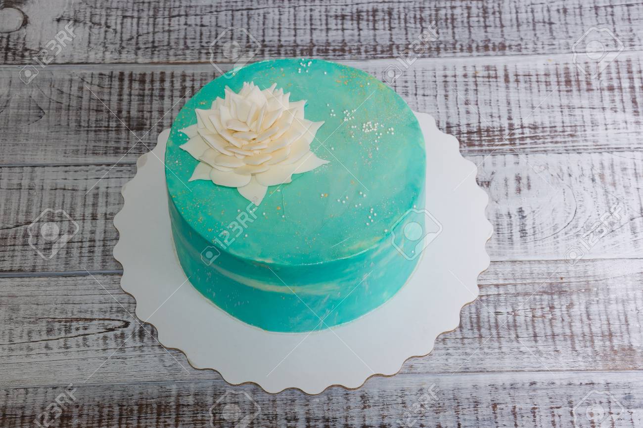 チョコレートの花とパステル グリーンのクリーム チーズ ケーキ の写真素材 画像素材 Image