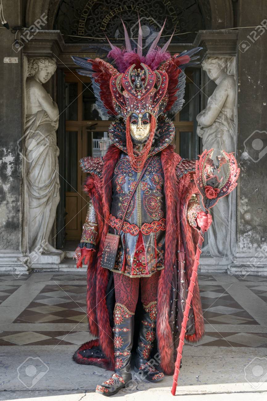 赤い悪魔の仮面の男 の写真素材 画像素材 Image