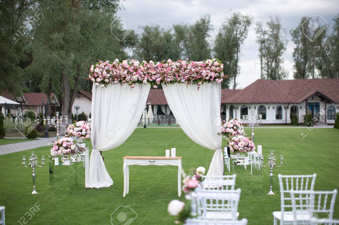 屋外の結婚式の装飾花の花束とキャンドルし 花輪 の写真素材 画像素材 Image 屋外の結婚式の装飾花の花束とキャンドルし 花輪 の写真素材 画像素材 Image