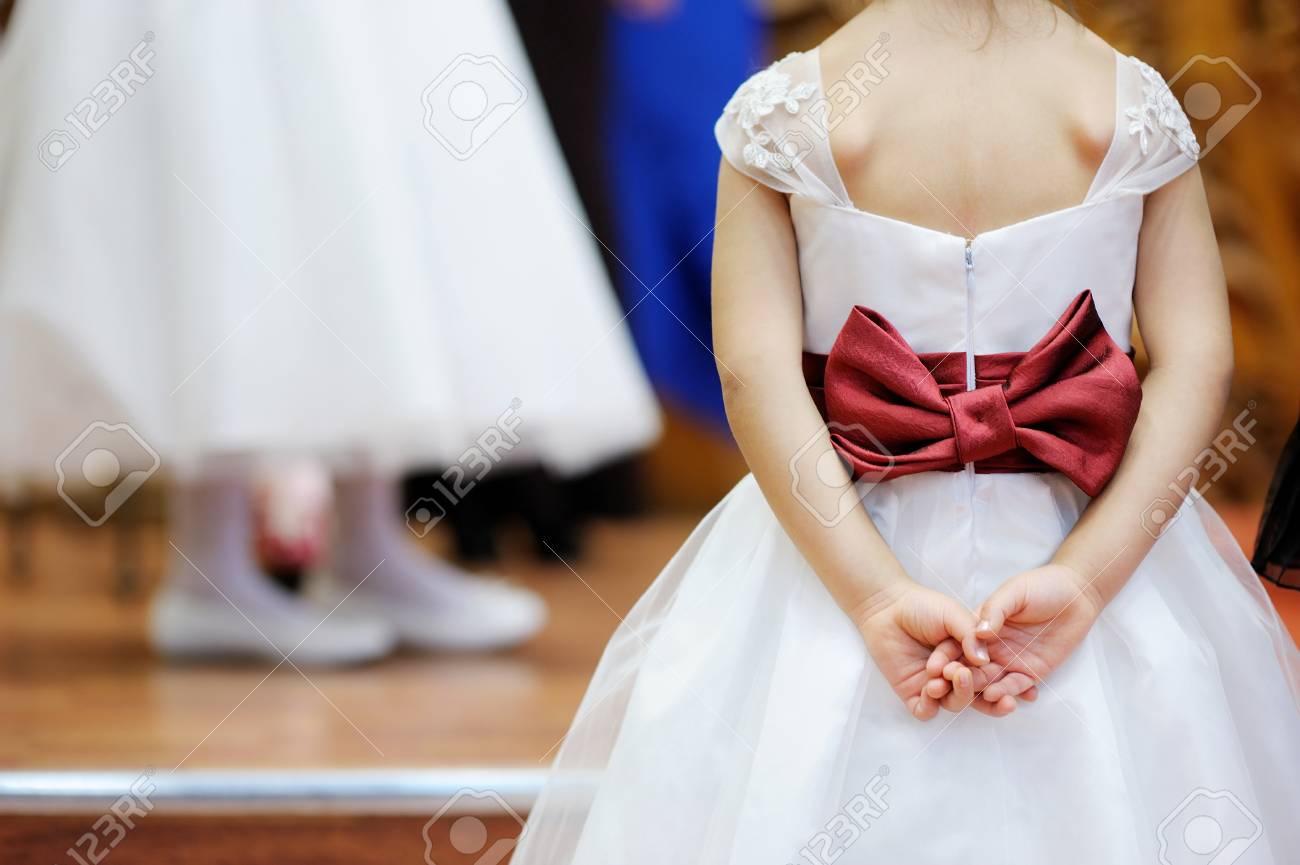 Vestido de novia online con lazo rojo