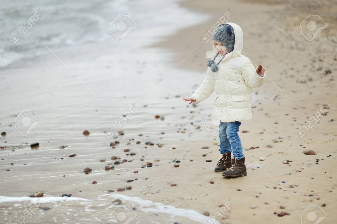 冬の寒い日に海を見てのかわいい女の子 の写真素材 画像素材 Image