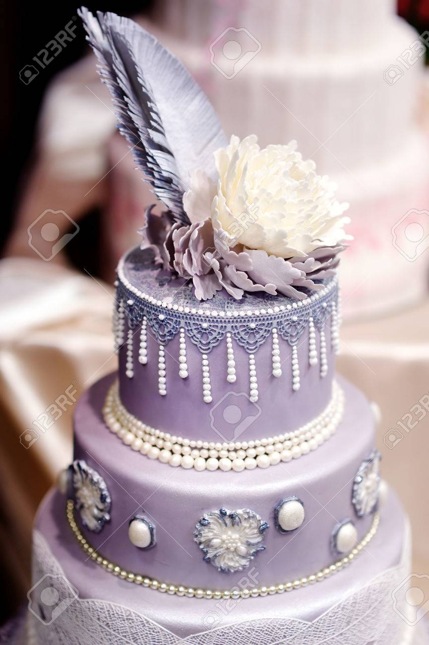 [تصویر:  40740645-purple-wedding-cake-decorated-w...pearls.jpg]