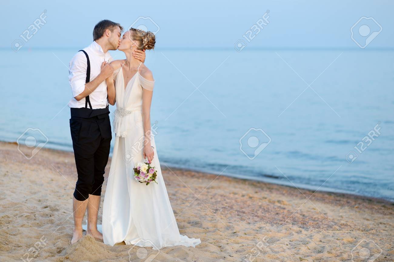 Mariage A La Plage Mariee Et Le Marie Etreindre Au Bord De La Mer Banque D Images Et Photos Libres De Droits Image 40734926
