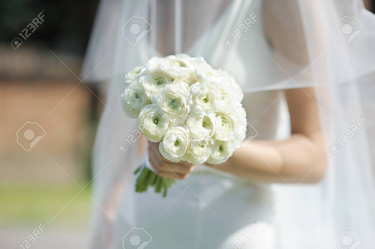Mariée Tenue De Belles Fleurs De Mariage Blanc Bouquet