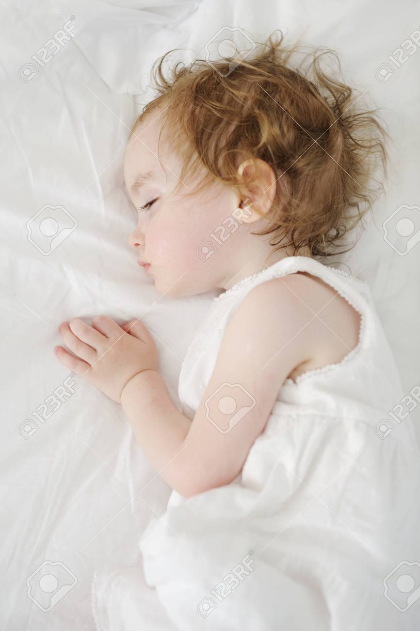 Adorable Bebe Fille Qui Dort Comme Un Ange Banque D Images Et Photos Libres De Droits Image