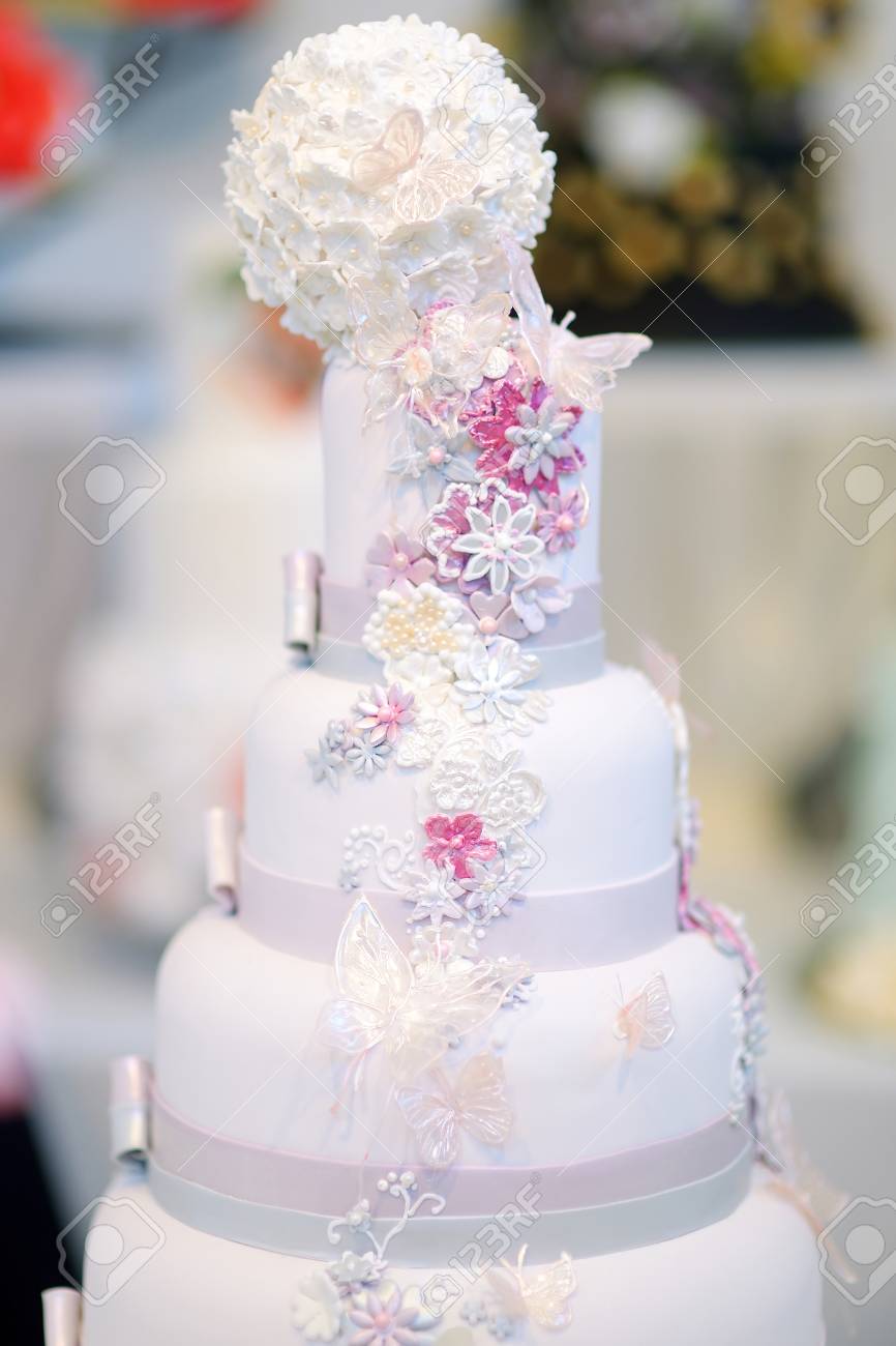 Fancy Delicieux Gateau De Mariage Blanc Orne De Fleurs Et De Papillons Banque D Images Et Photos Libres De Droits Image