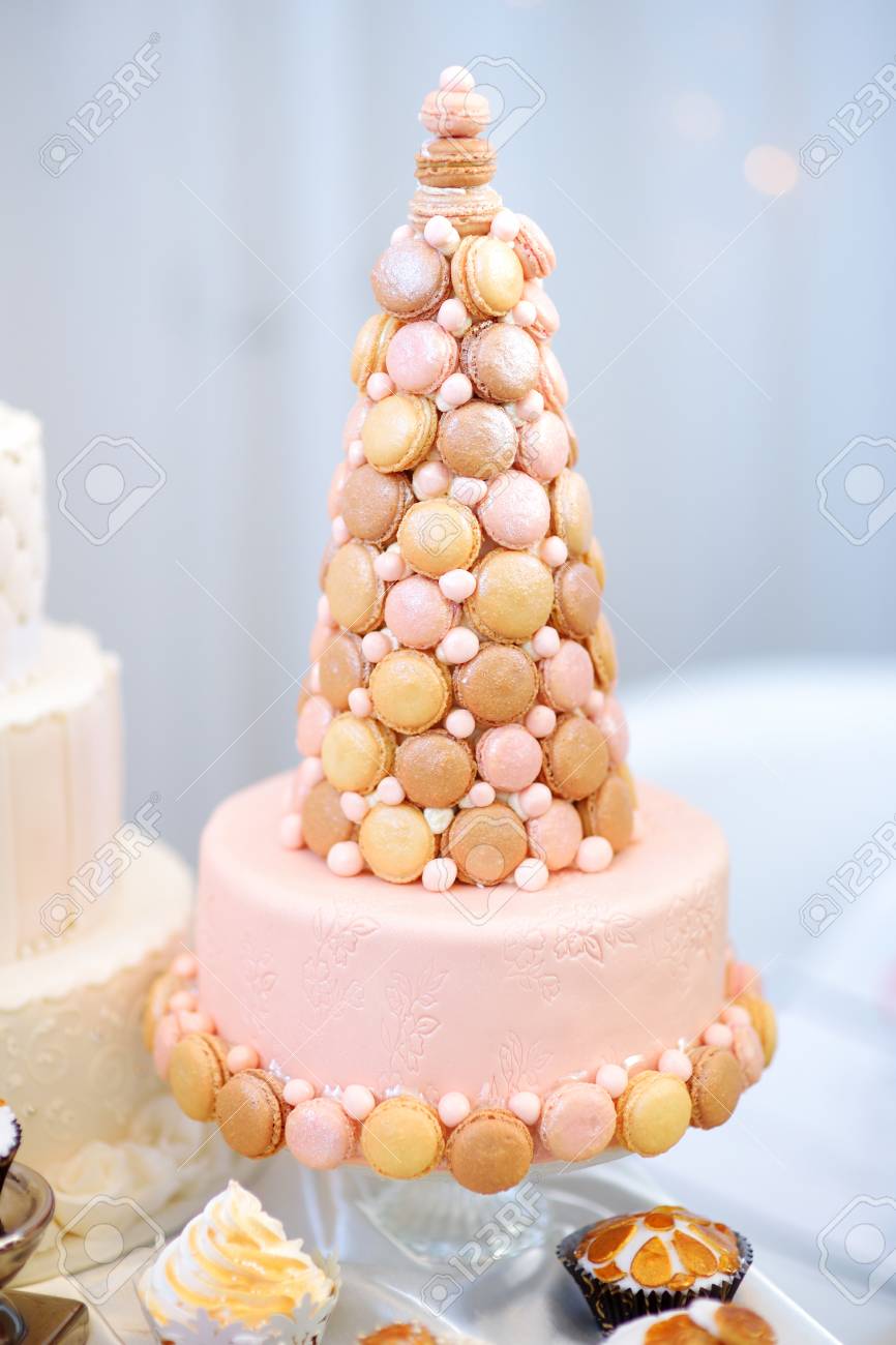 Délicieux Gâteau De Mariage Rose Décoré De Macarons Français