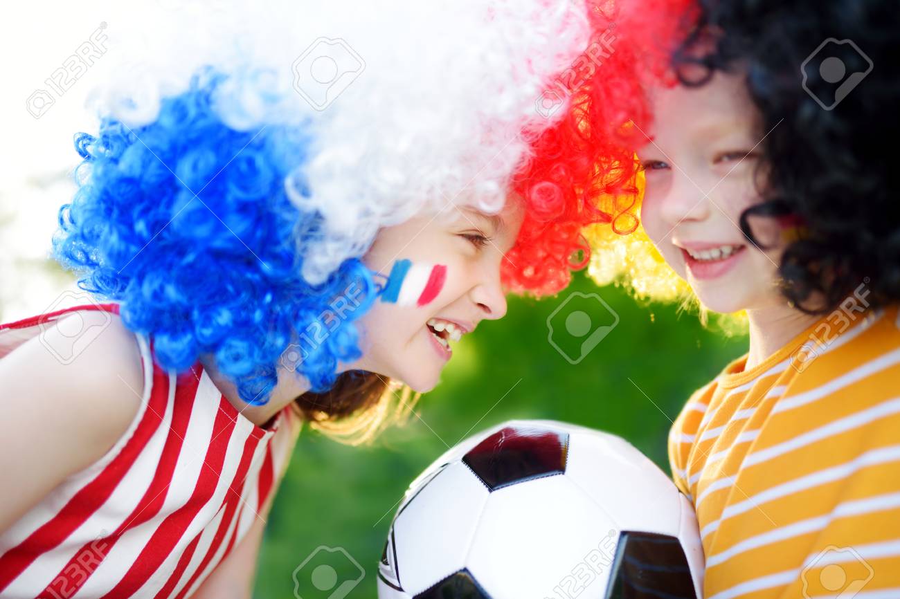 2 つ面白い妹をサポートし サッカーの選手権の間に 国民のフットボール チームを応援 の写真素材 画像素材 Image