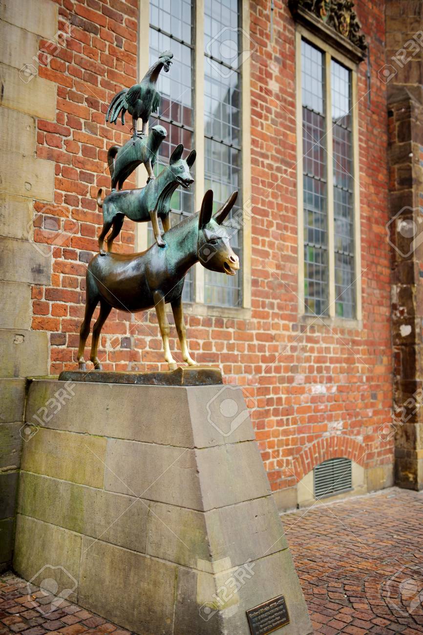 Brême Allemagne 23 Mars 2016 Célèbre Statue Dans Le Centre De Brême Représentant Lâne Chien Chat Et Coq Du Célèbre Conte De Fées De Grimm Les