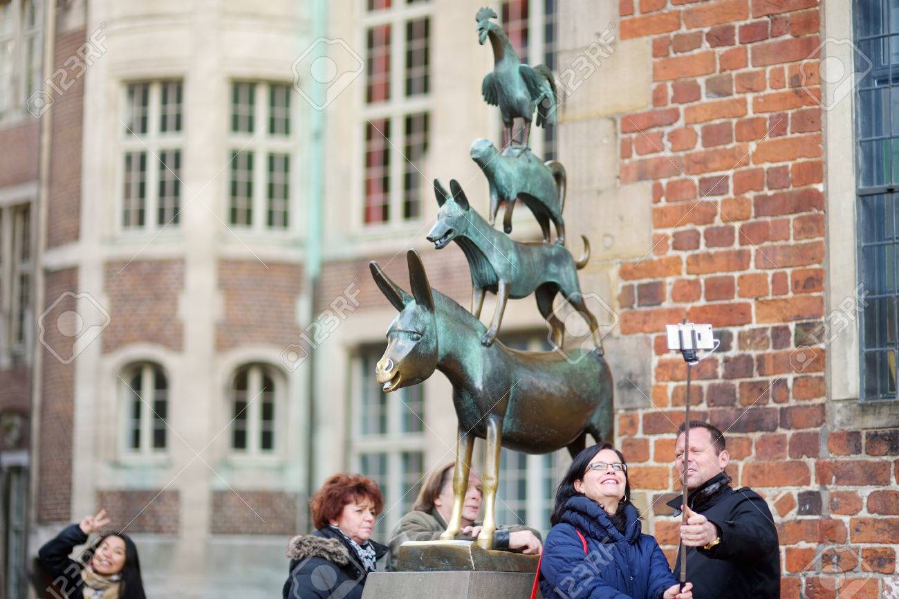 Bremen Allemagne Le 23 Mars 2016 Les Touristes Qui Prennent Des Photos Deux Mêmes Par Une Statue Célèbre Au Centre De Brême Représentant Lâne