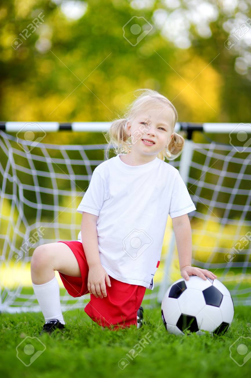かわいい小さなサッカー選手日当たりの良い夏の日のサッカー ゲームをプレイして楽しい時を過す の写真素材 画像素材 Image