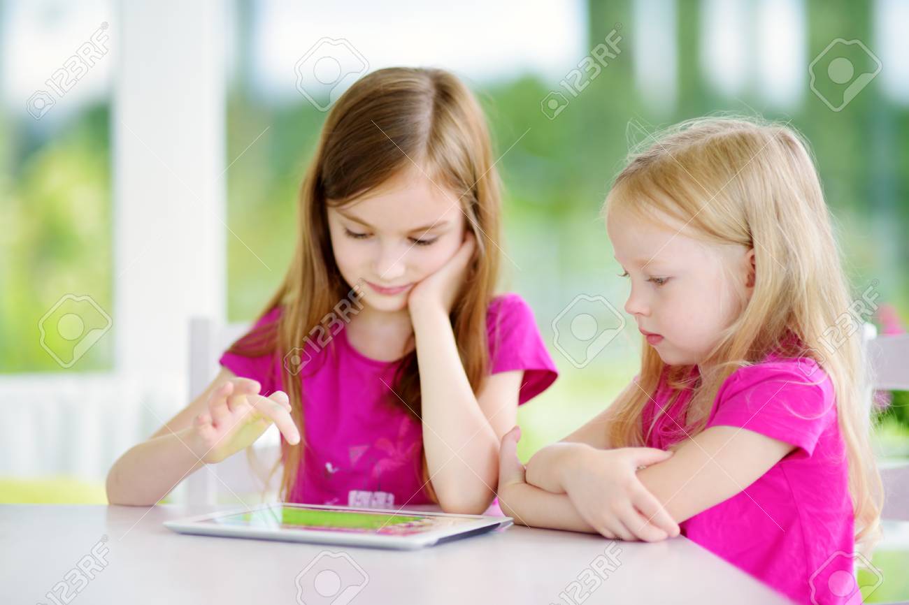 デジタル タブレットを自宅で遊ぶ 2 つの愛らしい小さな姉妹は 小学生の子 教育と子供のための学習 の写真素材 画像素材 Image 7021 デジタル タブレットを自宅で遊ぶ 2 つの愛らしい小さな姉妹は 小学生の子 教育と子供のための学習 の写真素材 画像素材 Image 7021