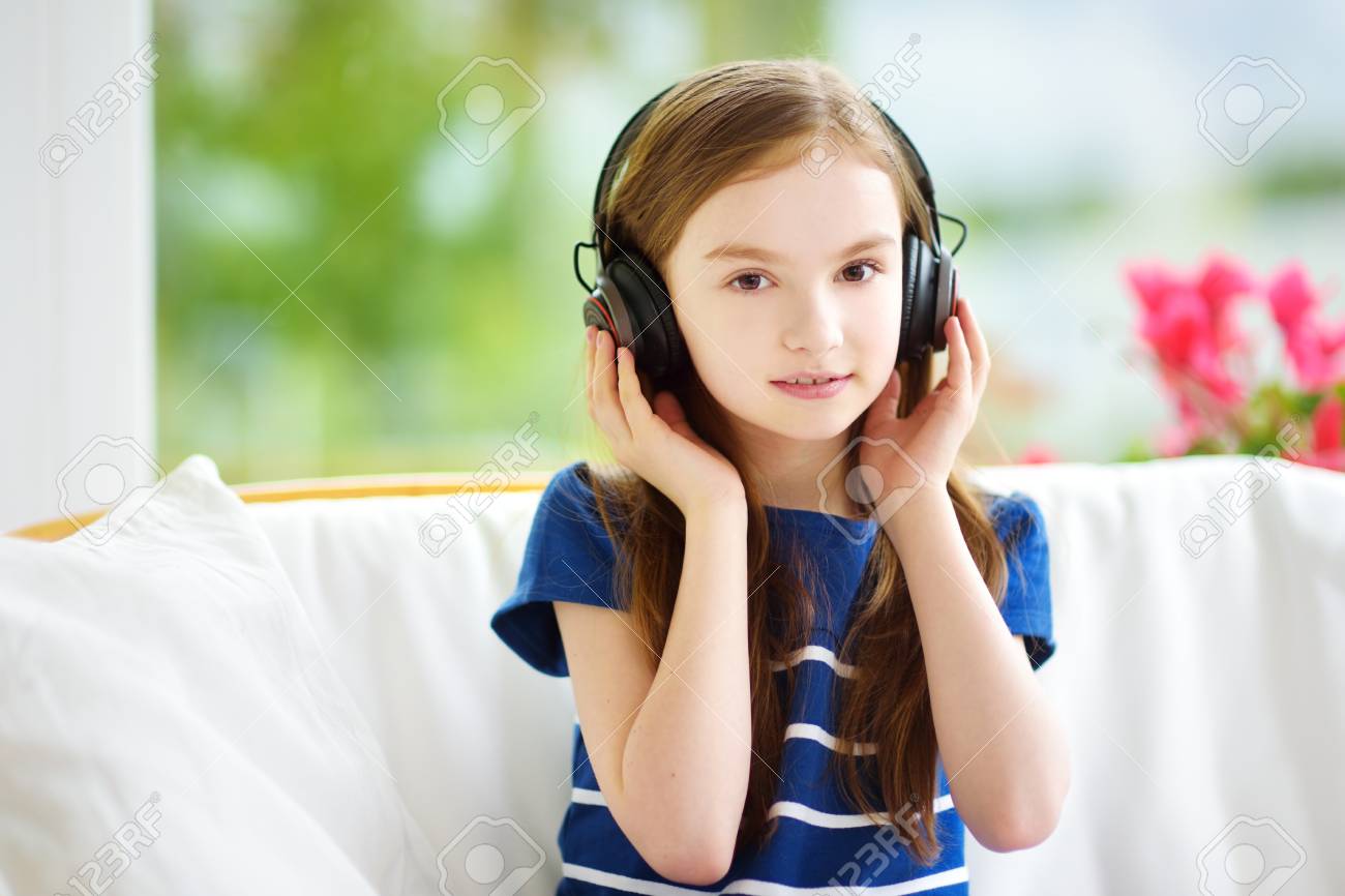 巨大な無線ヘッドフォンを身に着けているかわいい女の子 可愛い子供は 音楽を聴きます 女子高生は楽しんで曲自宅の子供に聞きます 家 技術 音楽の概念 の写真素材 画像素材 Image 巨大な無線ヘッドフォンを身に着けているかわいい女の子 可愛い子供は 音楽を聴きます 女子高生は楽しんで曲自宅の子供に聞きます 家 技術 音楽の概念 の写真素材 画像素材 Image