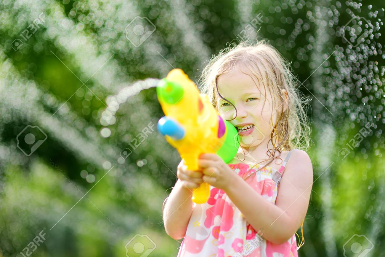 夏の暑い日に水鉄砲で遊ぶ愛らしい少女 かわいい子屋外水を楽しんでいます 子供のためのゲームを面白い夏 の写真素材 画像素材 Image 夏の暑い日に水鉄砲で遊ぶ愛らしい少女 かわいい子屋外水を楽しんでいます 子供のためのゲームを面白い夏 の写真素材 画像素材 Image