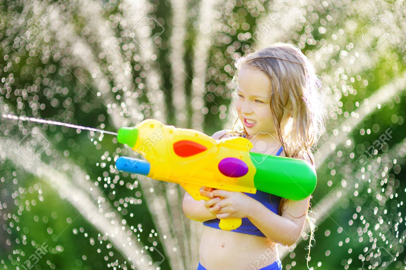 夏の暑い日に水鉄砲で遊ぶ愛らしい少女 かわいい子屋外水を楽しんでいます 子供のためのゲームを面白い夏 の写真素材 画像素材 Image 夏の暑い日に水鉄砲で遊ぶ愛らしい少女 かわいい子屋外水を楽しんでいます 子供のためのゲームを面白い夏 の写真素材 画像素材 Image
