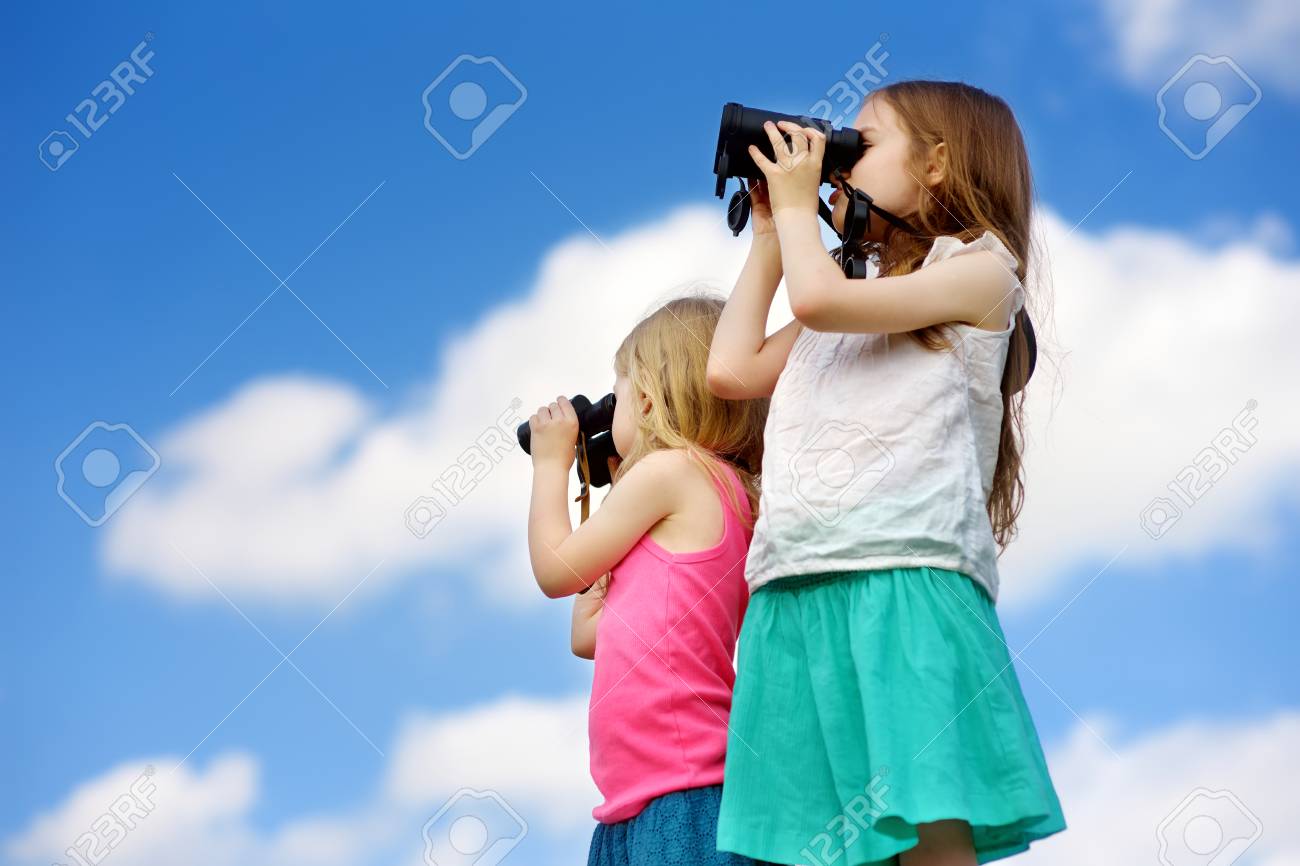 Zwei Susse Kleine Madchen Suchen Durch Ein Fernglas Am Sonnigen Sommertag Kinder Erforschen Entfernte Ansichten Auf Wolken Hintergrund Lizenzfreie Fotos Bilder Und Stock Fotografie Image 83911789