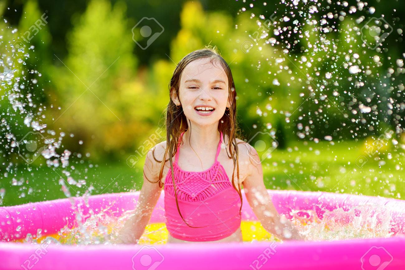 Adorable Petite Fille Jouant Dans La Piscine Gonflable Pour Bébé