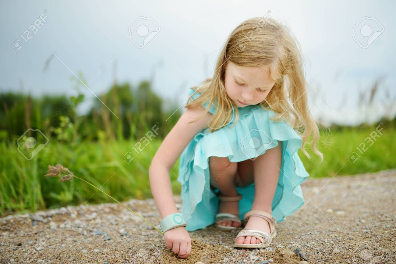 little girl peeinggirdle 39点のGirl Peeing On Toiletのストックフォト - Getty Images