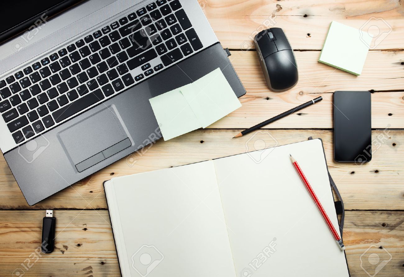 Ordenador Portátil En Una Mesa De Trabajo Con Herramientas De Bricolaje Y  Construcción De Todo, Vista Desde Arriba, Afición Y Artesanías Concepto  Fotos, retratos, imágenes y fotografía de archivo libres de derecho.